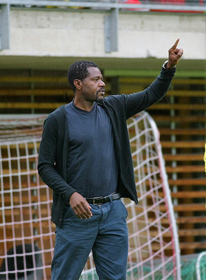 ... und Trainer Emanuel Akwuegbu (kl. Bild) wollen in der Gebietsliga West die Trendwende einläuten.
