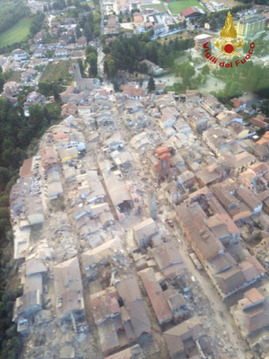 Eine Luftaufnahme der Feuerwehr zeigt das völlig zerstörte Amatrice.