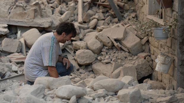 Ein Mann in den Ruinen seines Hauses in Amatrice.