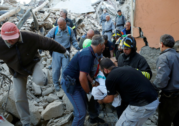 Rettungskräfte bergen einen Menschen mit einer Trage nach dem verheerenden Erbeben in Amatrice am 24. August 2016.