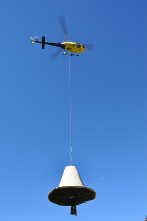 Ein Hubschrauber flog das 880-Kilo-Konstrukt auf den Berg.