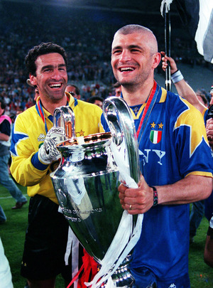 Die „Weiße Feder“ gegen die Tiroler Feder: Champions-League-Sieger Fabrizio Ravanelli ist ebenso ...