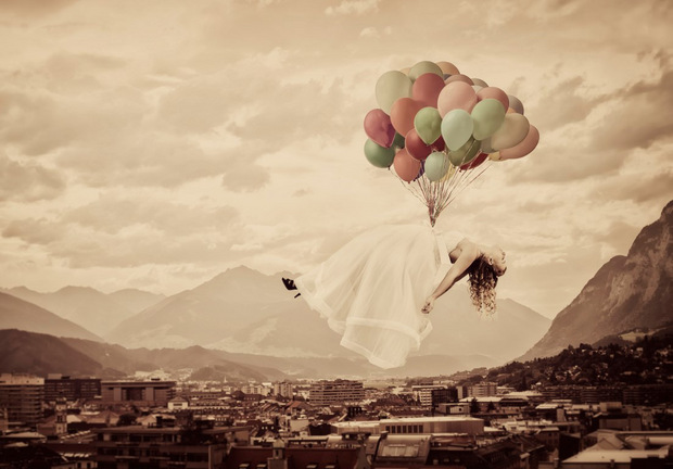Tommy Seiters „Flying Bride“ wird in Kematen auch für blinde Menschen erlebbar – über Bildbeschreibungen per Kopfhörer oder Brautkleidstoff und Luftballons zum Angreifen.