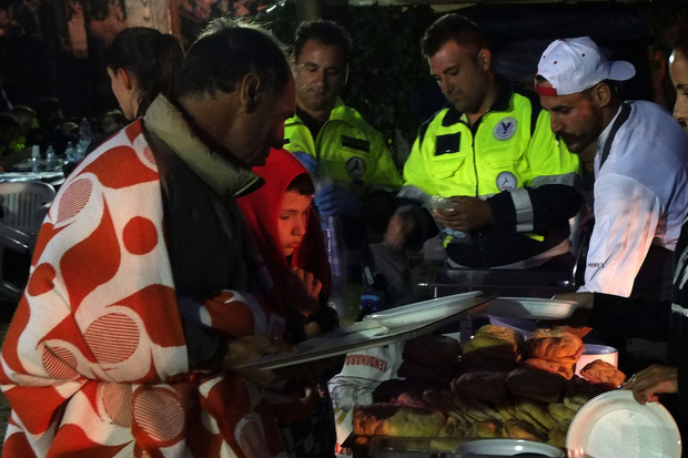 Helfer verteilen warmes Essen an die Betroffenen.