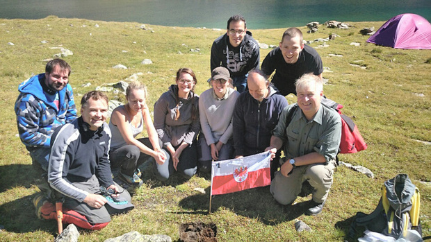 Harald Stadler (rechts) mit seinem Team an jener Stelle, an der eine der Fibeln aus dem 1. Jhdt. entdeckt wurde.