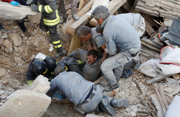 Rettungskräfte befreien einen Mann aus den Trümmern seines Hauses in Amatrice.