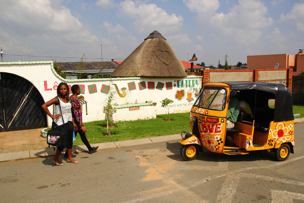 Das Tuk-Tuk fährt durch die besseren Gegenden Sowetos, mit geteerten Straßen.