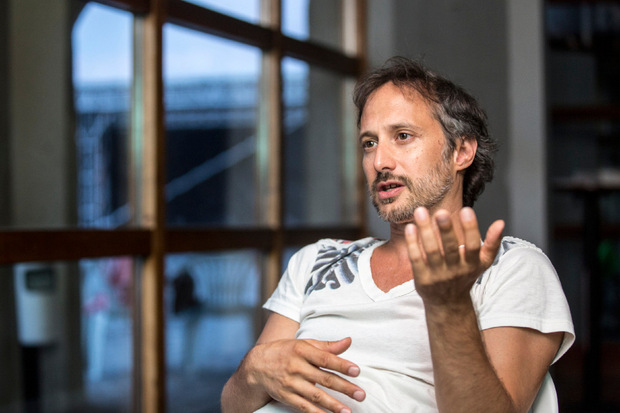 Der Schauspieler, Drehbuchautor und Moderator wurde als Mitautor von „Die unabsichtliche Entführung der Frau Elfriede Ott“ mit dem Österreichischen Filmpreis ausgezeichnet.