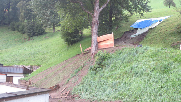 Einem Hangrutsch in Stumm fiel ein Gartenhaus zum Opfer.