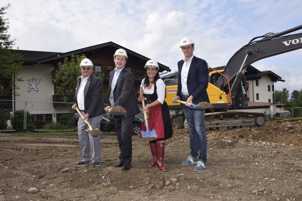Spatenstich für die Kaiserlodge: Johann Haselsberger (Bergbahn Scheffau), BM Christian Tschugg, Barbara Landlinger (Hotel Kaiser) und Generalplaner Marco Holzer (von links).