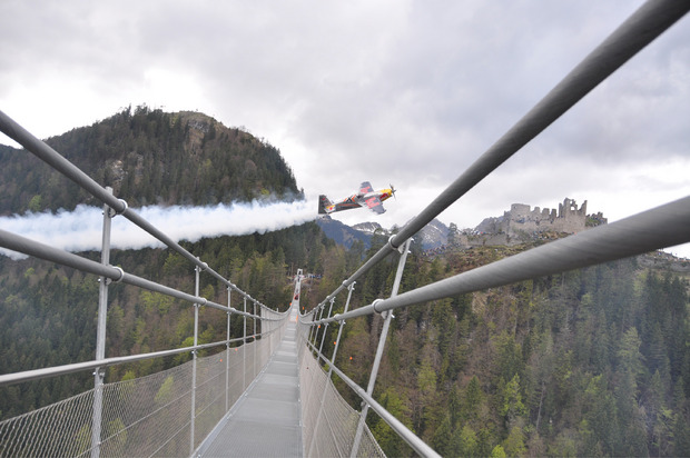 Air-Race-Star Hannes Arch bot im Mai 2015 mit seiner Zivko Edge 540 spektakuläre Flugeinlagen an der Reuttener Highline.