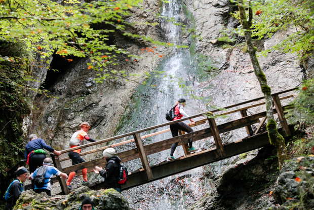 Über Brücken und natürlich über Stock und Stein laufen die Teilnehmer beim Pölven-Trail.