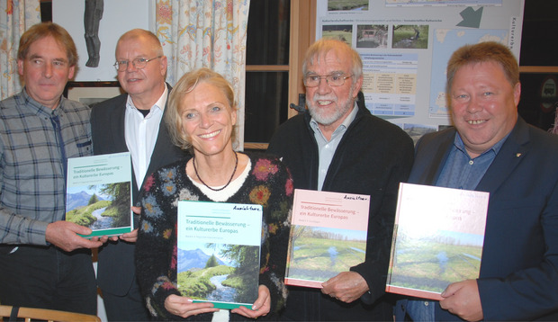 Seppl Haueis, Ernst Fleischhacker, Ingeborg Vonderstrass, Christian Leibundgut und BM Thomas Lutz (v. l.) bei der Buchpräsentation.