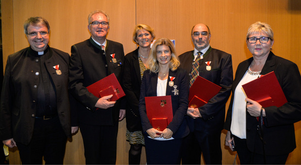 Den Tiroler Adler-Orden in Silber erhielten Msgr. Clemens Bieber, Gebhard Kaiser, Heidi Maak, Michaela Reith, Kurt Rötzer und Monika Weber (von links).
