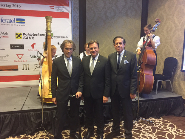 Botschafter Emil Brix, LH Günther Platter und WK-Präsident Jürgen Bodenseer (v. l.) beim Empfang anlässlich des österreichischen Nationalfeiertags. Die "Vier-Klee-Musig" aus der Wildschönau sorgte für den guten Klang.