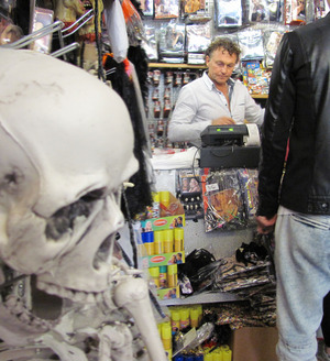 Rund um Halloween ist beim "Möldner" volles Haus. Günter Mayr hat da alle Hände voll zu tun.