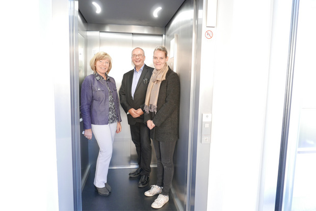 Die beiden Schulleiter Ingrid Tegischer und Johannes Moritz mit Leas Mutter Sarah (rechts) im neuen Aufzug.