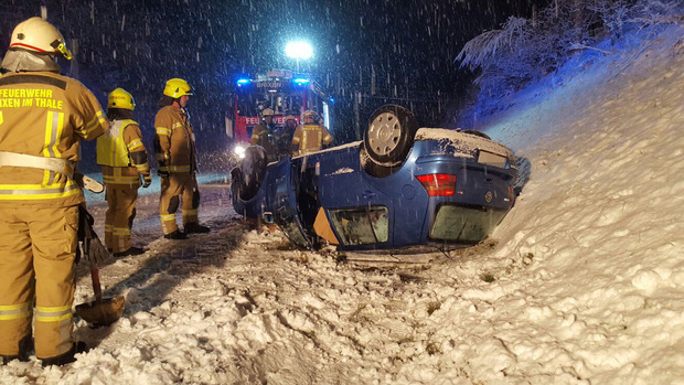 Am frühen Sonntagabend überschlug sich auf der B170 bei Brixen im Thale ein Pkw bei dichtem Schneetreiben. Eine Person wurde verletzt.