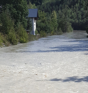12. September 2016, unweit der Mühlbach-Mure: Wegen der großen Geschiebe-Mengen im Flussbecken waren einige Häuser am Ufer gefährdet.