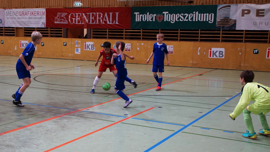 In der U11-Klasse blieb dem FC Wacker vor der Union Innsbruck (in Blau gegen Wacker) der fünfte Rang.