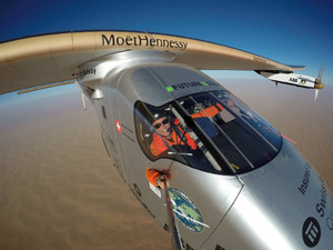 Ohne Treibstoff um die Welt: Bertrand Piccard in der "Solar Impulse 2".