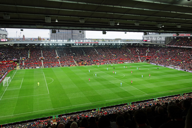 Englischer Rasen und viel Kohle, Teil 2: 75.000 Fans schauen im Old Trafford auf die Spieler von Manchester United, dem reichsten Verein der Welt.