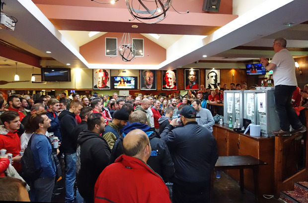 In den Pubs von Manchester stimmen sich die Fans mit mehr oder weniger deftigen Liedern auf das Match ein.