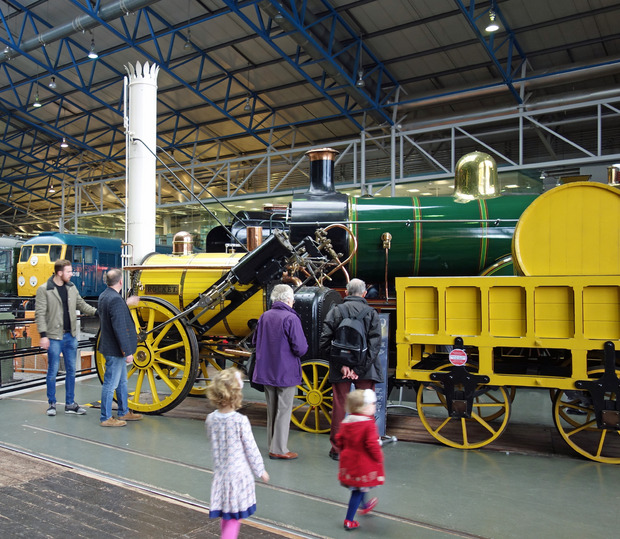 Im Eisenbahnmuseum von York findet man die erste Dampflok, die ab 1830 zwischen Liverpool und Manchester verkehrte.