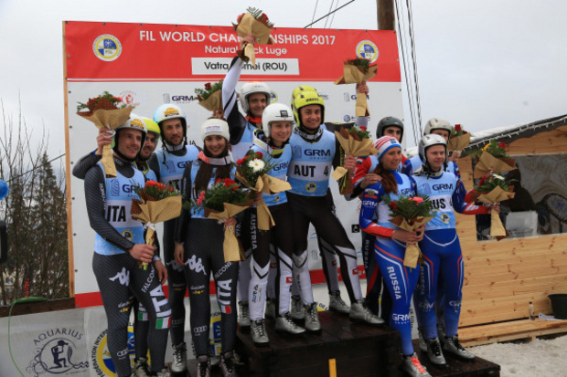 Das Siegerpodest beim Teambewerb: Italien und Russland nahmen Österreichs Champions in die Mitte.