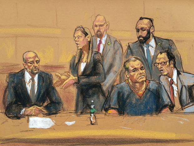 Eine Gerichtszeichnerin hat die Szene mit den Verteidiger Michael Schneider und Michelle Gelernt und Joaquin "El Chapo" Guzman (v.l.) festgehalten.