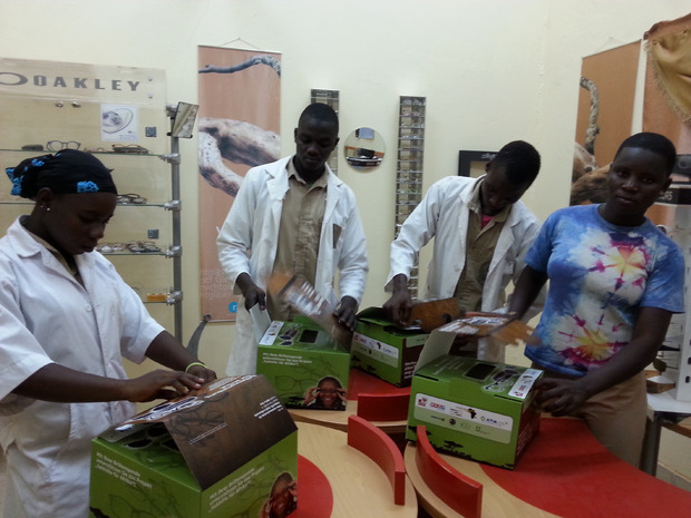 In der Optikerschule in Burkina Faso packen die mit Tiroler Know- how ausgebildeten Optiker die gespendeten Brillen aus.