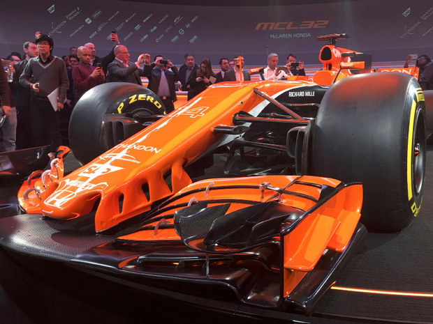 Begehrtes Objekt für einen Schnappschuss: Der neue McLaren.