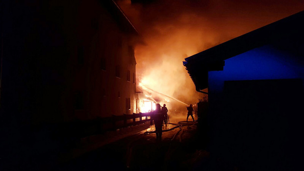 Die Feuerwehren konnten ein Übergreifen der Flammen auf das Wohngebäude verhindern.