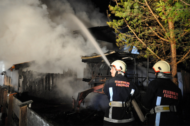 Stundenlang standen die Feuerwehren in der kleinen Lechtaler Gemeinde im Löscheinsatz.