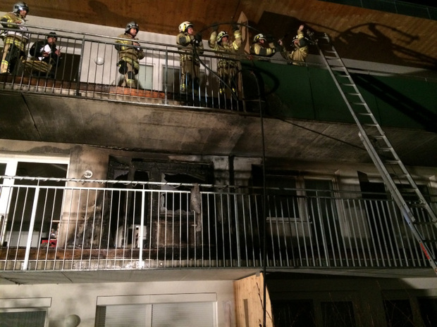 Das Mehrparteienhaus in Reutte wurde durch das Feuer stark in Mitleidenschaft gezogen. Um etwa 1.40 Uhr konnte Brand Aus gegeben werden.