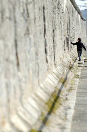 Berliner Mauer: Das Bauwerk, das viel mehr trennte als zwei Stadthälften. West gegen Ost, Kapitalismus gegen Kommunismus. Als Mahnmal stehen heute noch einige Stücke der Mauer, die im August 1961 gebaut wurde.