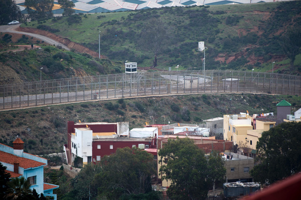 Zäune sprießen in Europa derzeit aus dem Boden wie Schwammerln. Nicht
nur auf der Balkanroute
versperren sie den Weg.
Auch die spanische Enklave Ceuta auf marokkanischem Boden ist per Zaun abgeriegelt.