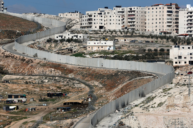 Bis zu acht Meter hoch schlängelt sich die Mauer durch das Land und teilt Israel und das Westjordanland. Seit 2003 wird an der mehr als 700 Kilometer langen Anlage gebaut. Immer wieder versuchen Menschen über die Betonmauer zu kommen.