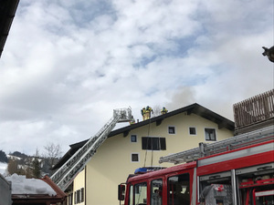 Die Feuerwehr in Kitzbühel bei den Löscharbeiten.