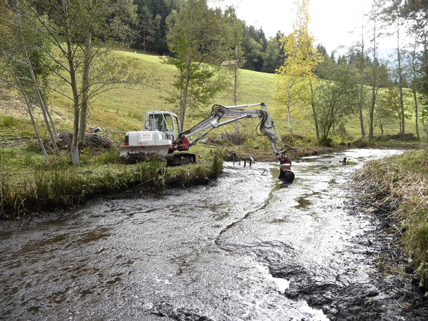 Eine dicke Schlammschicht liegt unter dem wenigen Wasser, das für die Ausbaggerungen abgelassen worden ist.