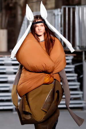 Der Amerikaner Rick Owens präsentierte Kleider aus Daunenschlafsäcken.