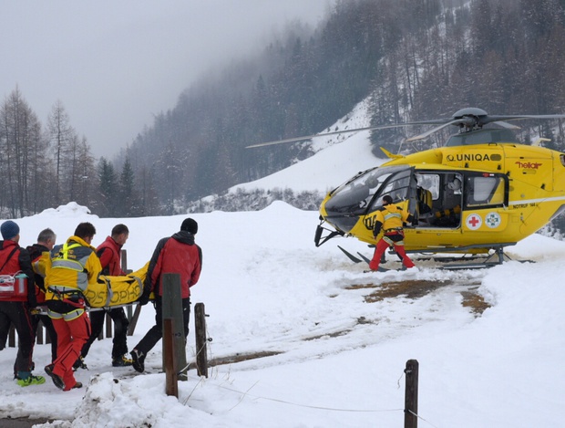 Ein Rettungsversuch per Helikopter gelang nicht, weshalb die zwei Personen über einen Baum aus der Gondel geborgen werden mussten.