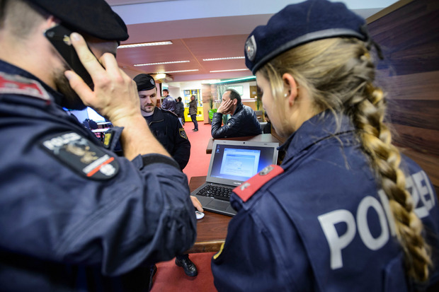 Kontrolle im Wettlokal mit dem Fahndungslaptop