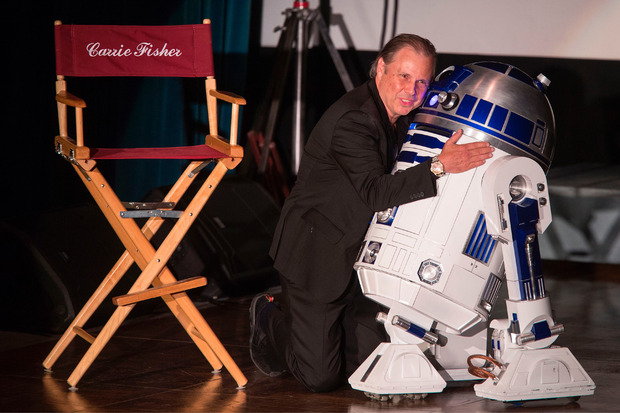 R2-D2 trat bei der Gedenkfeier auf und bekam eine Umarmung von Tod Reynolds, dem Sohn von Debbie und Bruder Carrie Fishers.