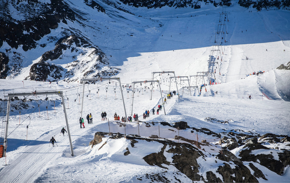 SLDEN. Aus bisher unbekannter Ursache kam es am 18.10.2014 auf der blauen Piste Nr 33 Der Mann aus Frankreich musste mit dem NAH Martin 8 in das Krankenhaus Zams sich der Mann schwere und die Frau Verletzungen unbestimmten Grades zuzog. Skiunfall in Ischgl: Die Polizei sucht Zeugen (Symbolbild). Skiunfall - Thema auf menus2view.com