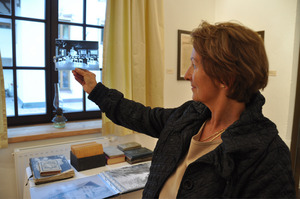 Brigitte Künstner zeigt historische Glasfotoplatten – ein probates Mittel für Rekonstruktionen.