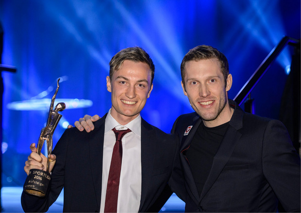 Tiroler Weltklasse-Biathleten unter sich: der Milser Aufsteiger des Jahres Felix Leitner (l.) mit Dominik Landertinger.