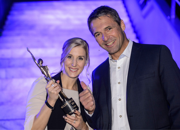 Ski-Ass Eva-Maria Brem holte sich die dritte Trophäe in Folge ab – Cheftrainer Jürgen Kriechbaum hielt die Laudatio.