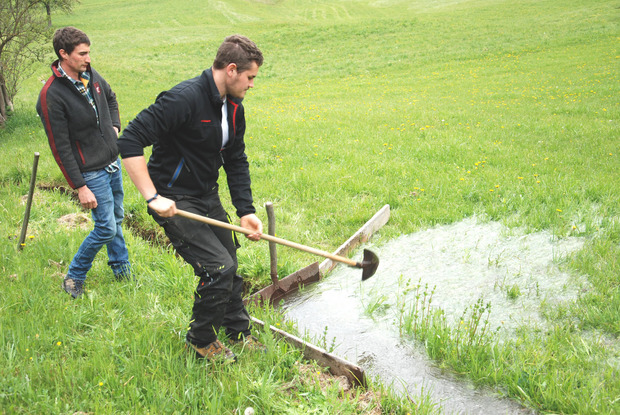 Das kostbare Nass wird mit dem Waaleisen gestoppt, um eine Wiese zu berieseln.