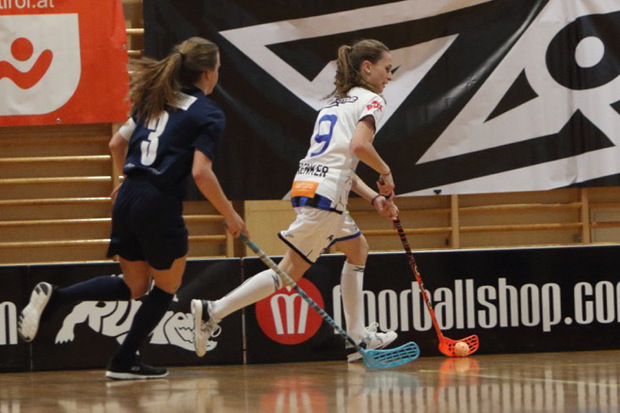 Anders als beim Hallen-Hockey darf beim Floorball hinter den Toren weitergespielt werden.